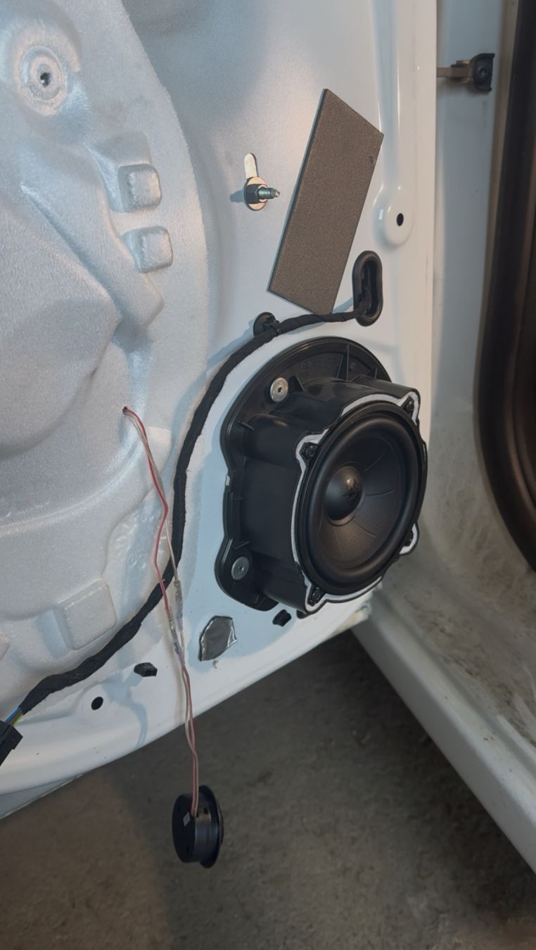 Kuva auton ovesta josta on otettu ovipahvit irti ja vaihdettu uusi erillissarja alkuperäisen kaiuttimen tilalle.