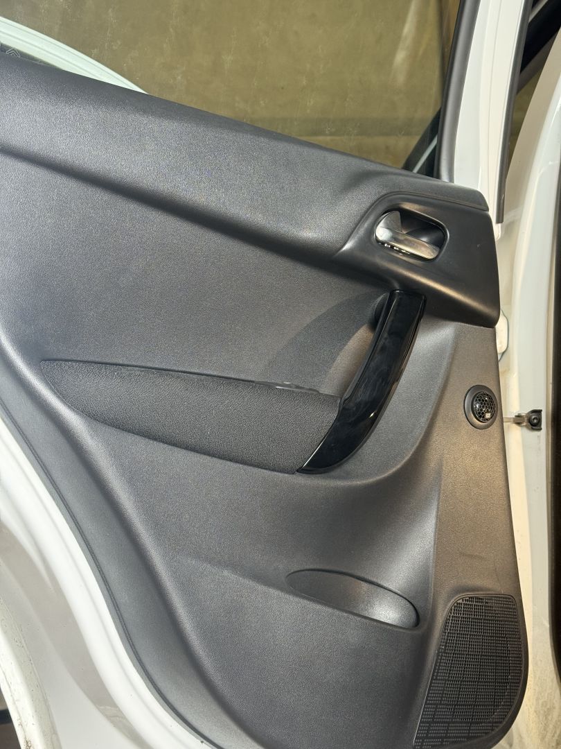 Kuva auton ovesta jossa ovipahvit laitettu takas paikalleen. Näyttää muuten alkuperäiselle mutta oveen asennettu erillissarjan diskanttikaiutin.