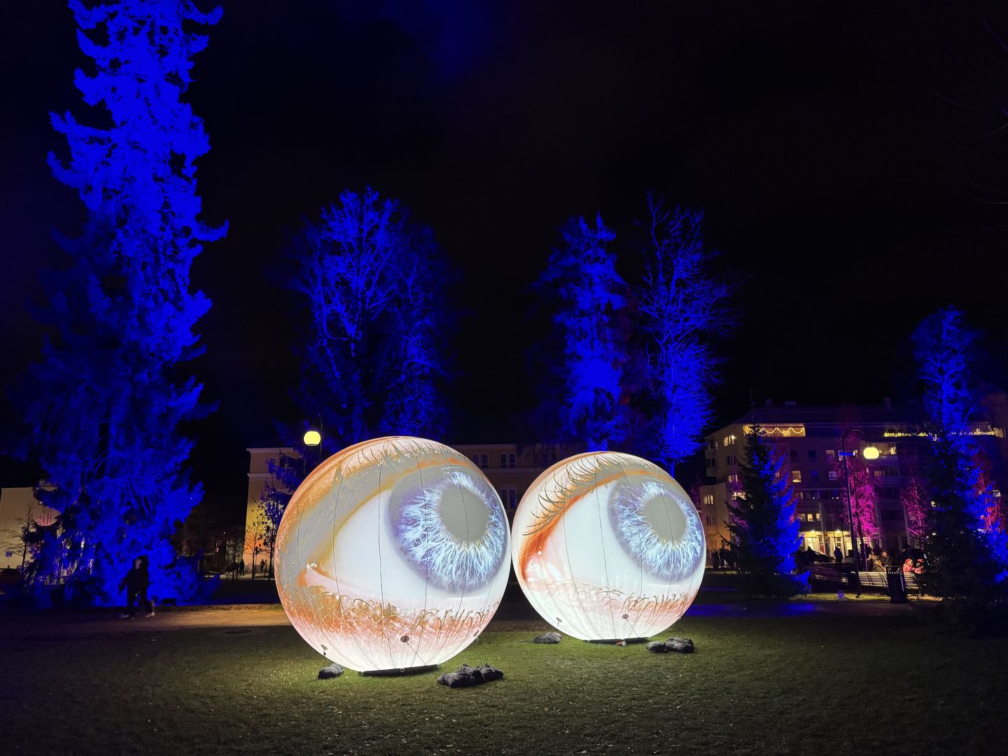 2 isoa silmää Kuopion välke valotaidetapahtumassa snellmaninpuistossa
