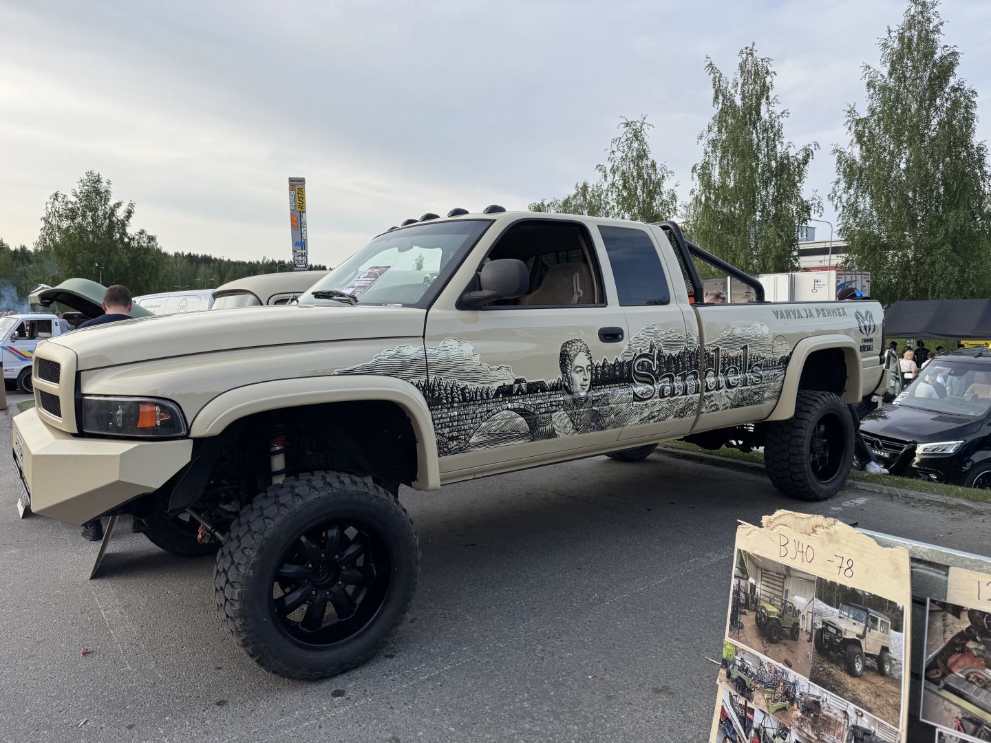 Iso Dodge lava-auto joka maalattu sandels laatikon väriseksi ja jossa on sandels maalattu kylkiin