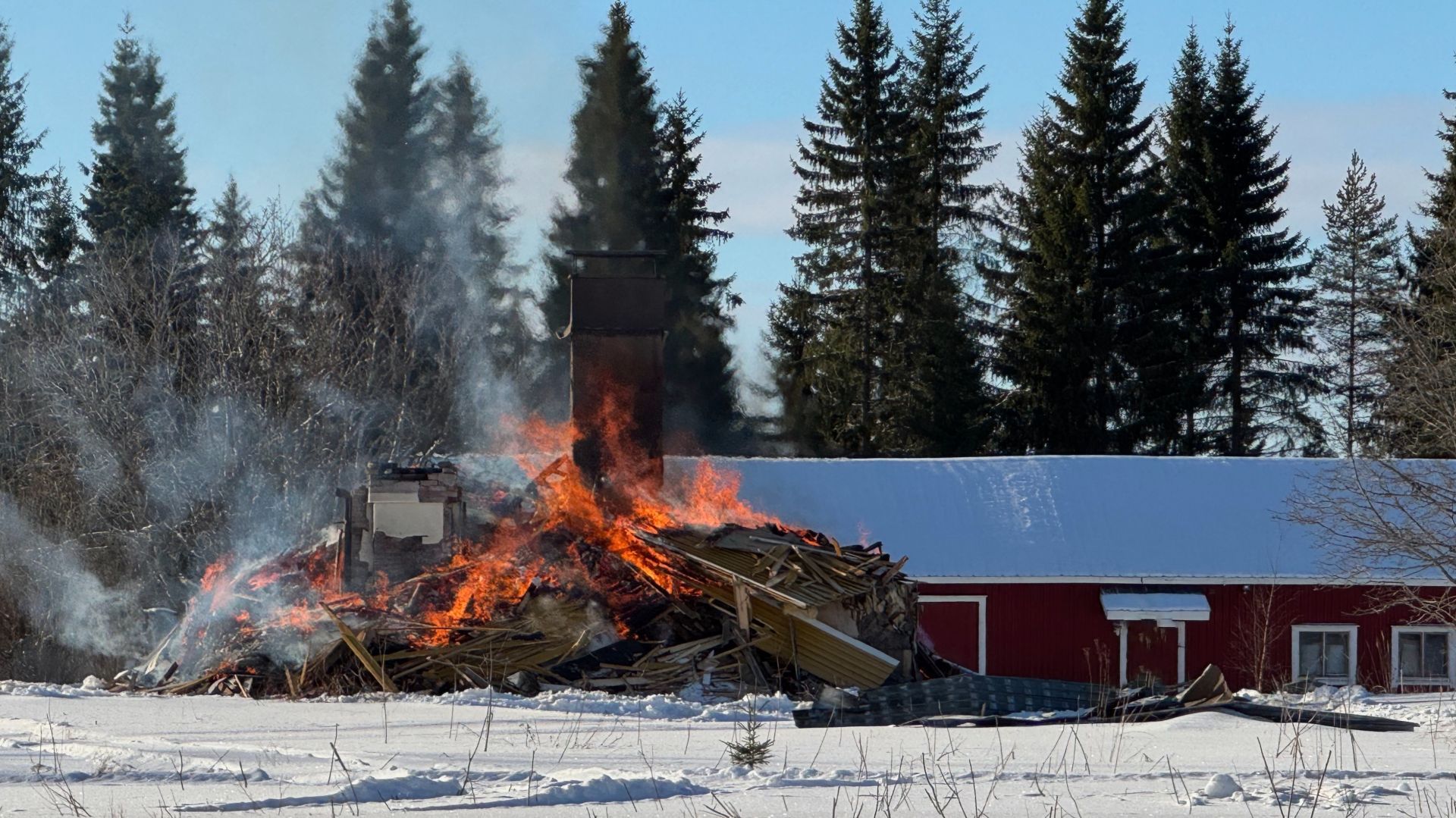 kasaan romautettu talo joka on sytytetty tuleen