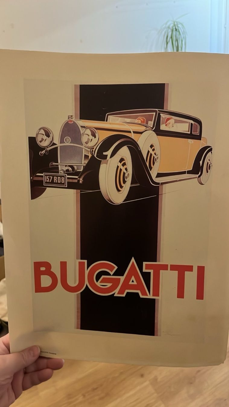 Juliste, jossa piirros vanhasta autosta. Alla teksti ”Bugatti”