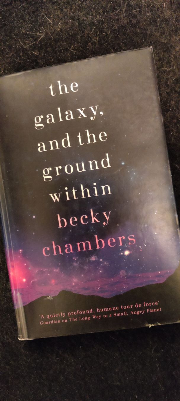 Becky Chambersin The Galaxy, and the Ground within -kirjan kansikuva.