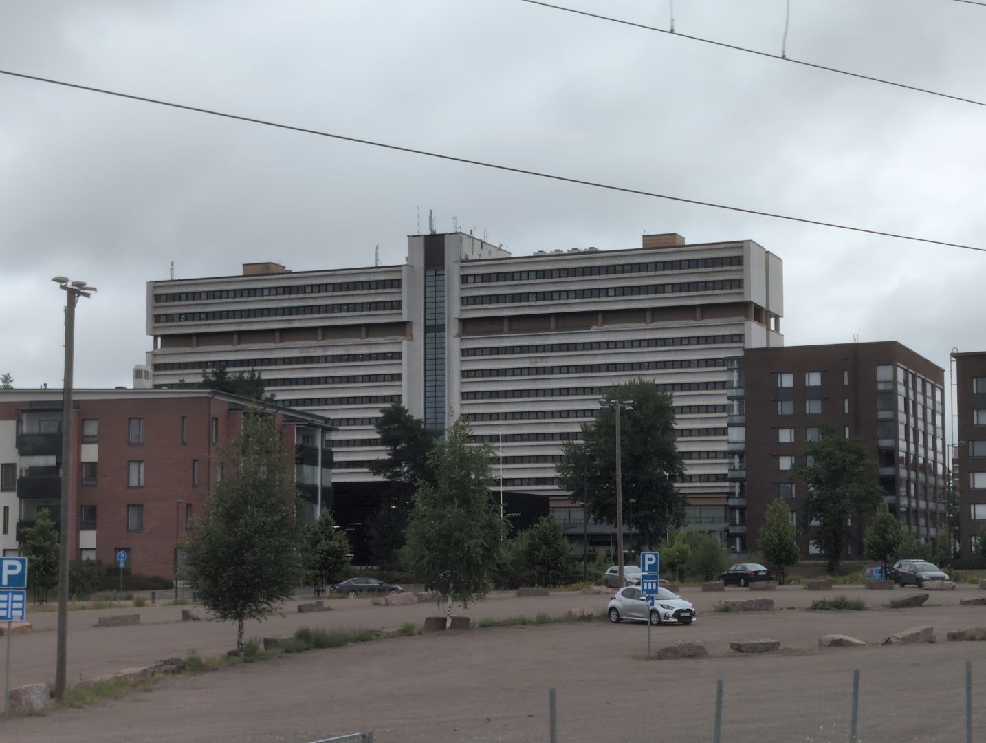 Kouvolan keskustan jättimäinen betonirakennus. Harmaa ilma kuten kouvolakin