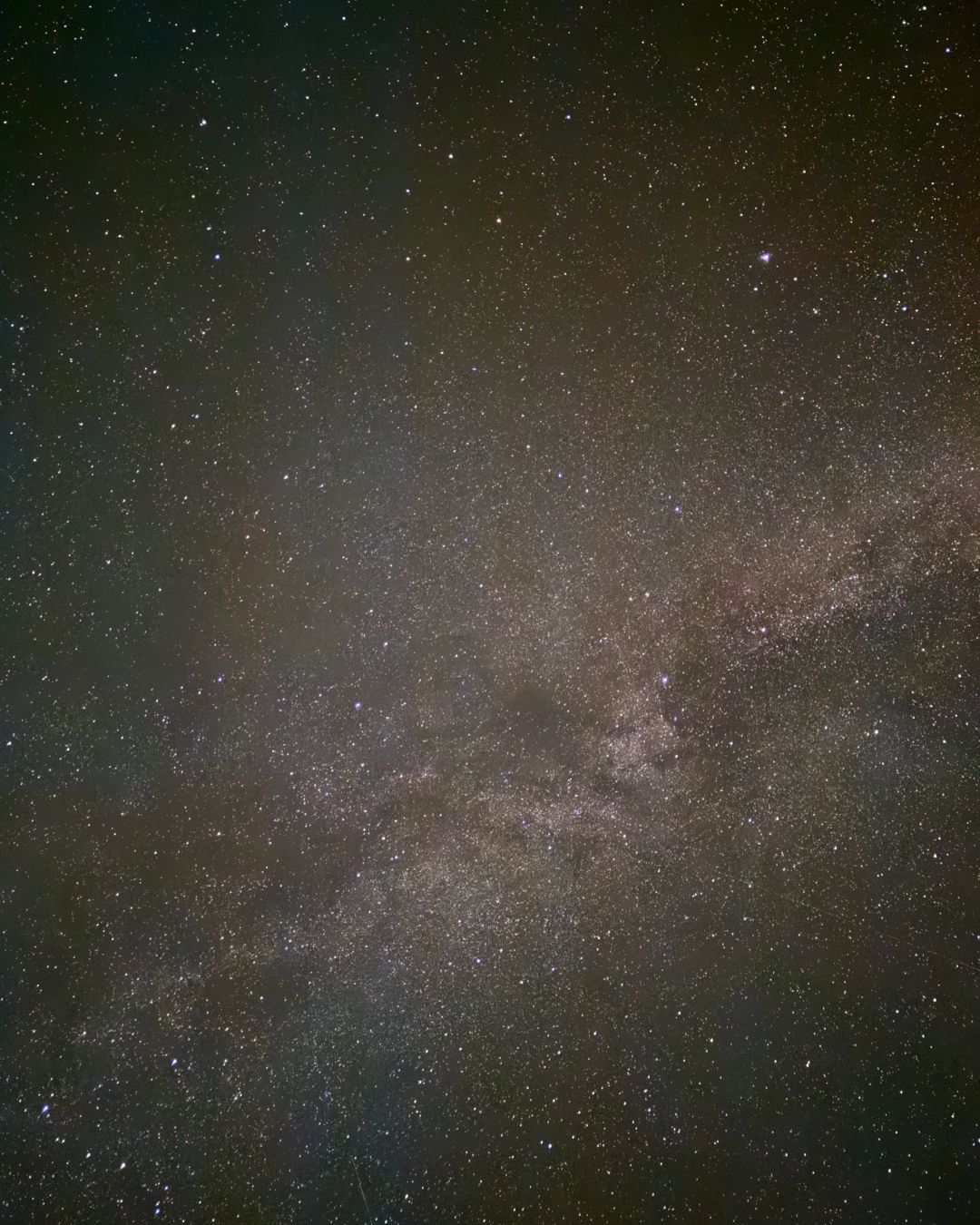 Linnunrata ja tuhansia, ehkä kymmeniätuhansia tähtiä.

The Milky Way and thousands, maybe tens of thousands of stars.